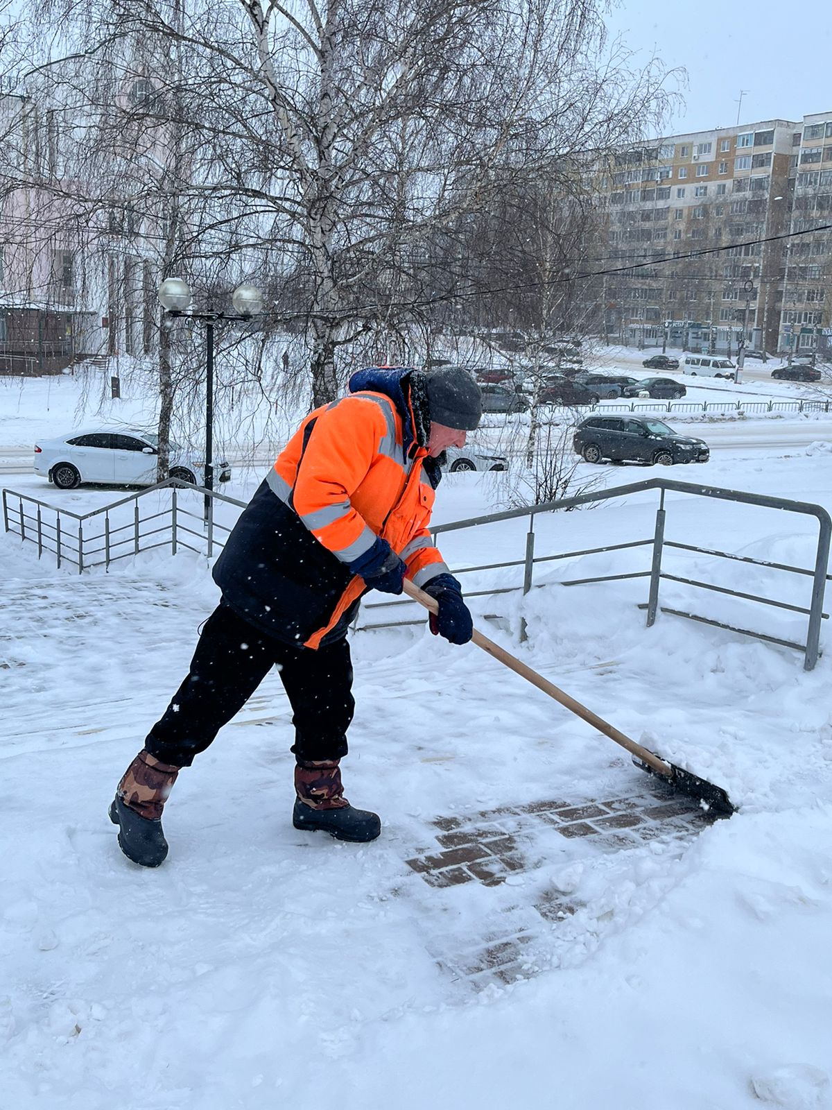 Коммунальные службы города продолжают устранять последствия снежного циклона
