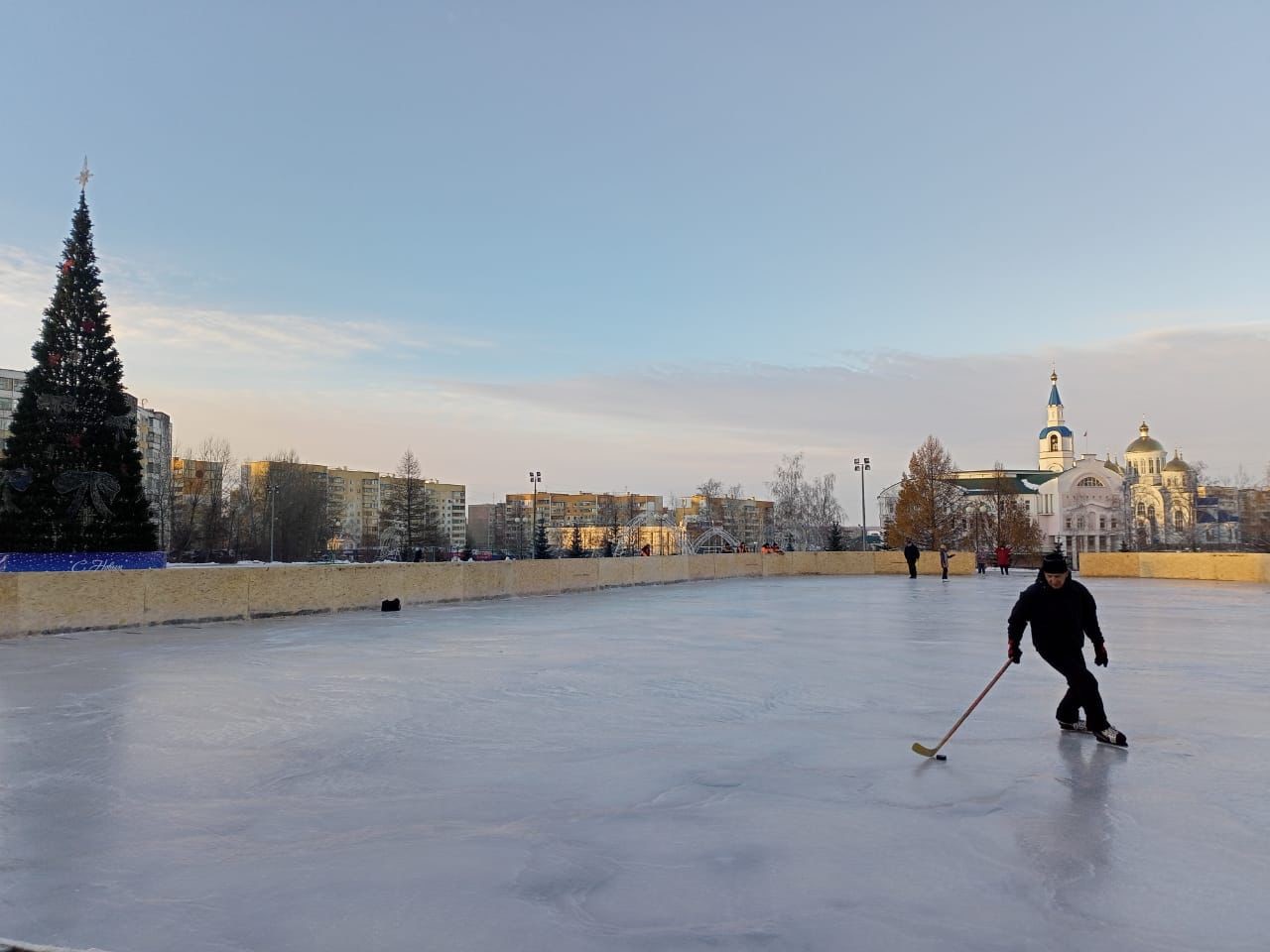  В Саранске продолжается заливка ледовых площадок и хоккейных кортов