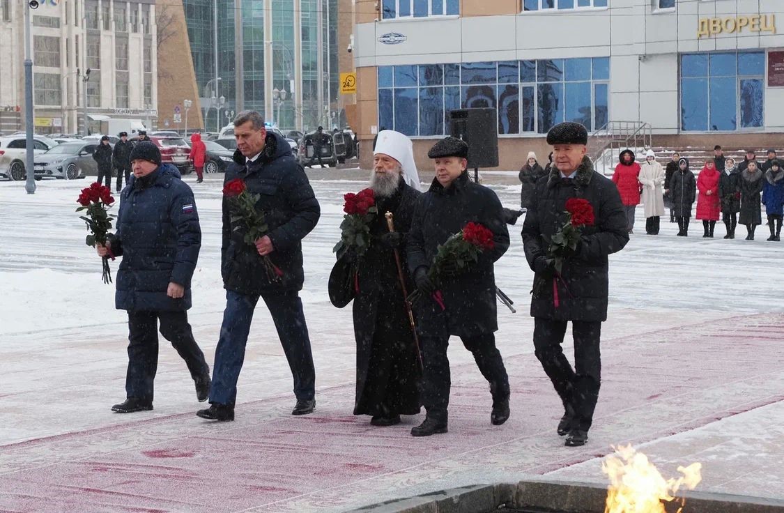 В День Героев Отечества в Саранске состоялась церемония возложения цветов к Вечному огню на Мемориале воинам Мордовии, павшим в годы Великой Отечественной войны.