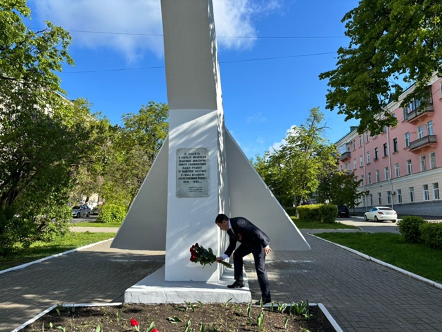 В День Великой Победы Глава Ленинского района Саранска Владимир Пряхин возложил цветы к памятнику «Самолет МиГ-17»