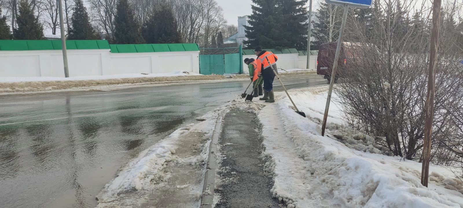 В Саранске коммунальные службы продолжают работу по уборке дорог и тротуаров