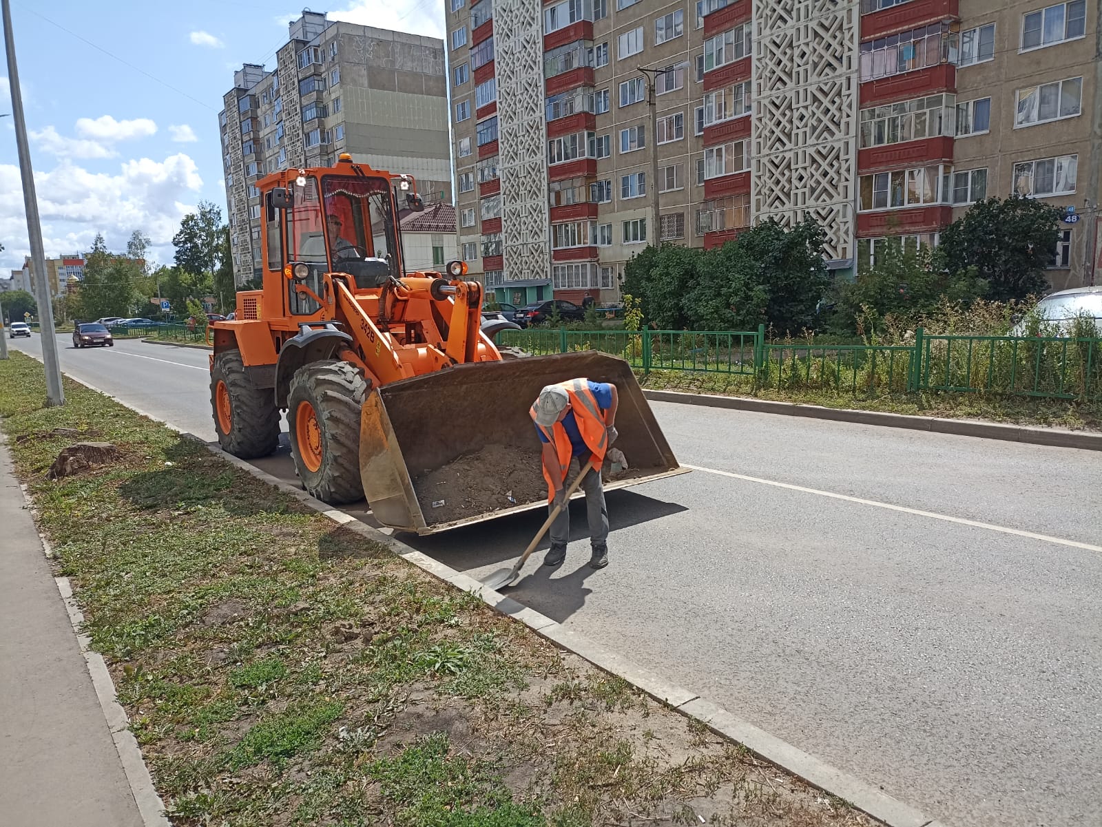 Коммунальные службы г.о. Саранска продолжают работы по благоустройству и уборке городских территорий