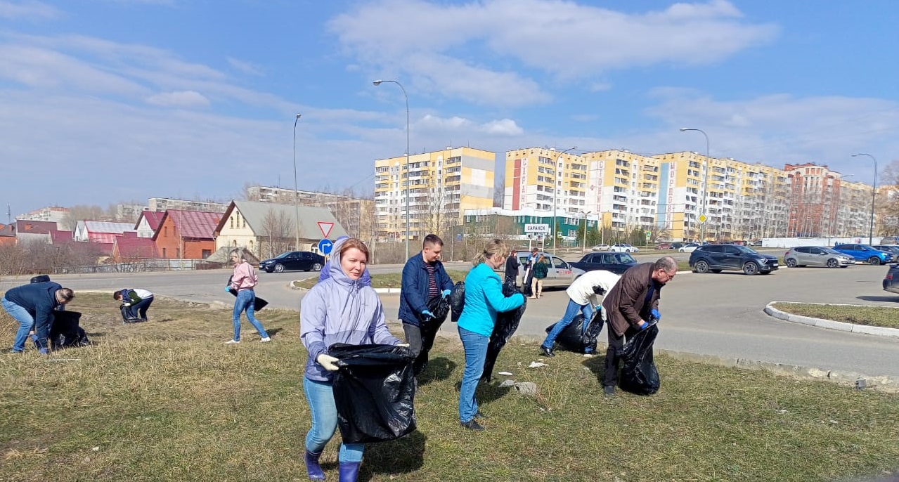 Работники Администрации Пролетарского района приняли активное участие в уборке территорий