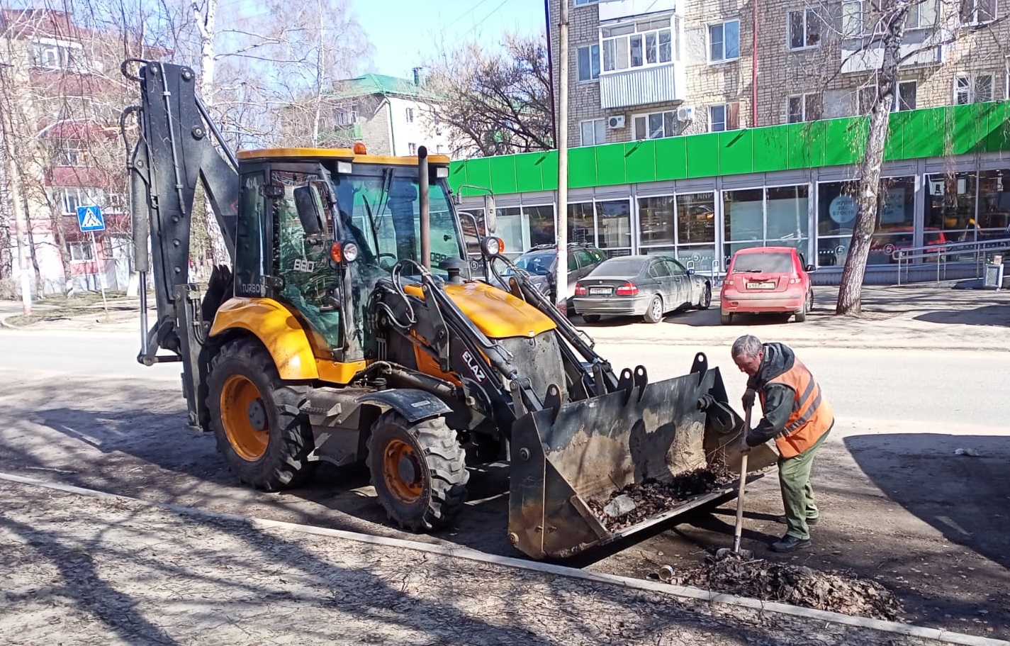 Коммунальные службы городского округа Саранск продолжают уборку и благоустройство городских территорий в круглосуточном режиме