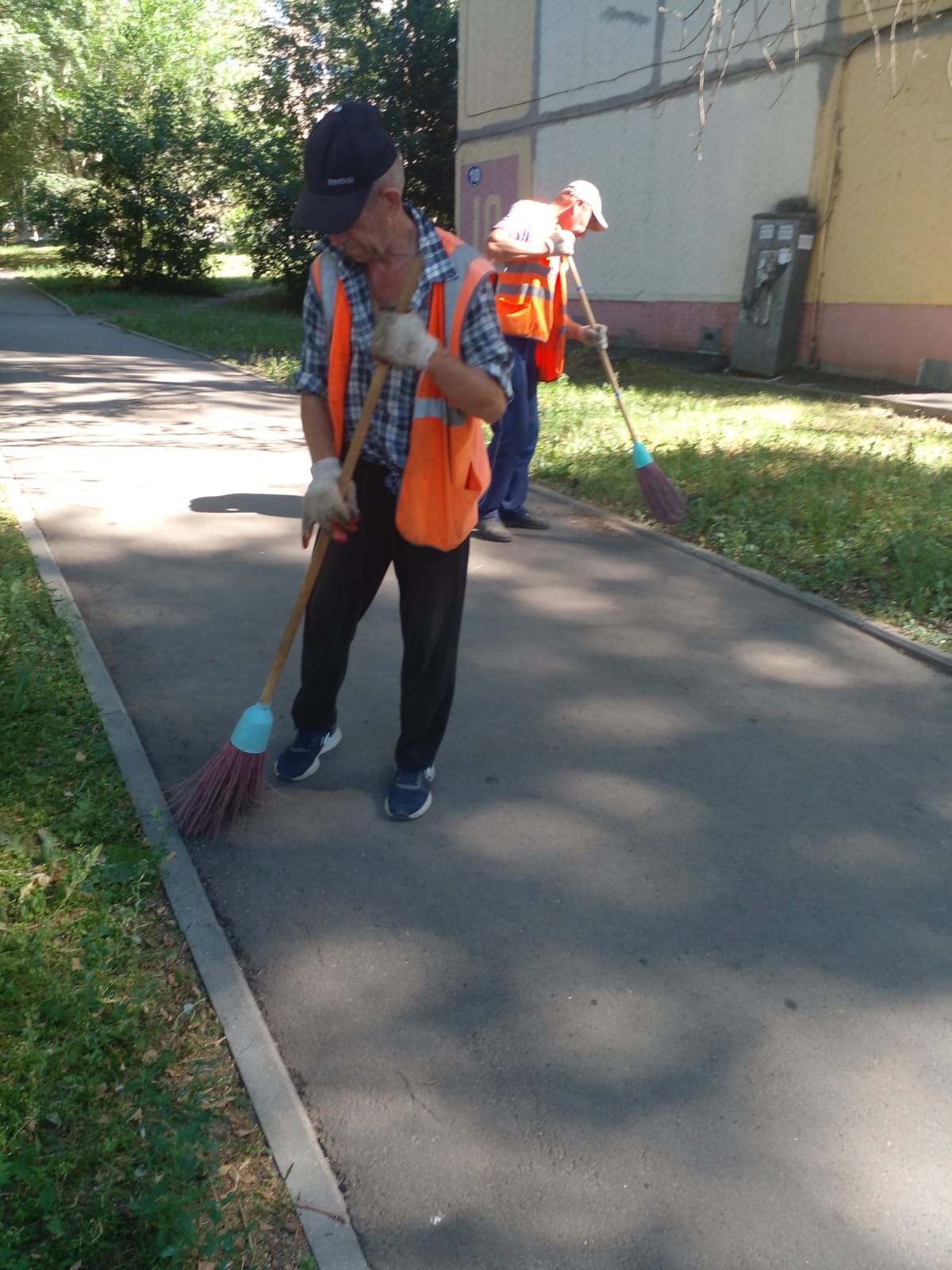 Коммунальные службы города продолжают работы по благоустройству и уборке улиц в Саранске