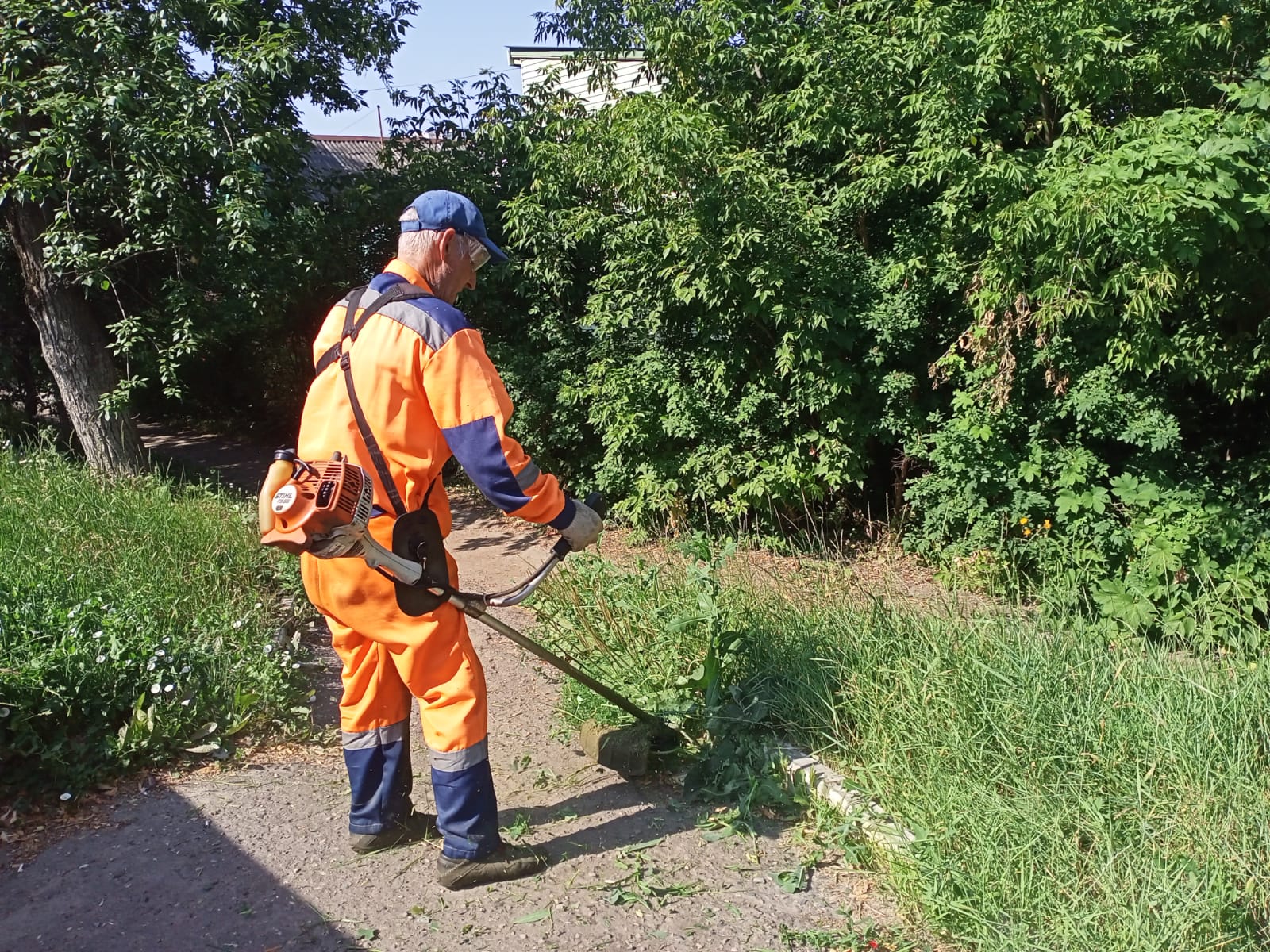 Коммунальные службы г.о. Саранск продолжают работы по уборке и благоустройству городских территорий в круглосуточном режиме