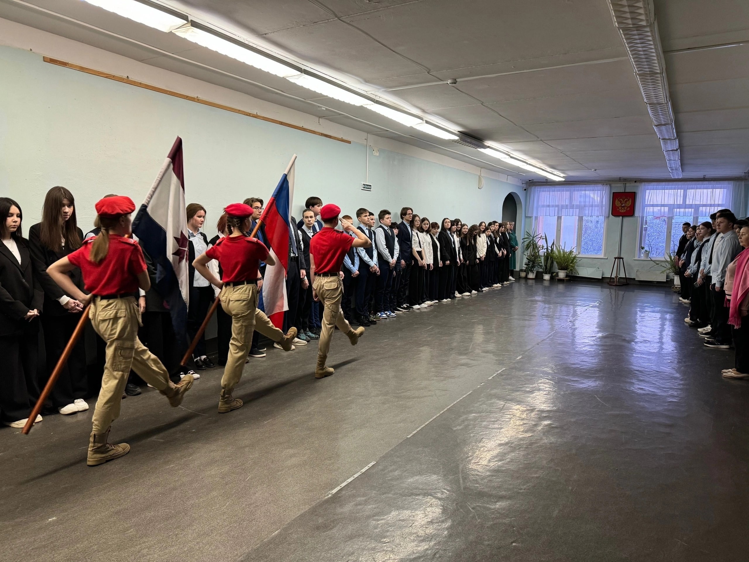 Каждая новая учебная неделя в школах Саранска начинается с торжественной линейки и церемонии выноса флага Российской Федерации