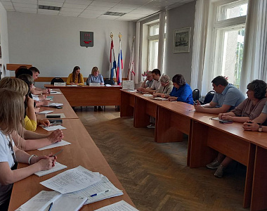 В Ленинском районе проведено тематическое заседание Комиссии по организации занятости детей и подростков, состоящих на различных видах учета, в летний период 2024 года
