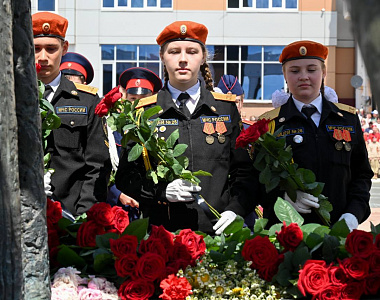 В Саранске состоялась церемония возложения цветов к памятнику воинам, погибшим в годы войны