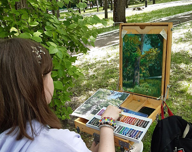 Учащихся Детской художественной школы № 1 рисуют пейзажи родного Саранска