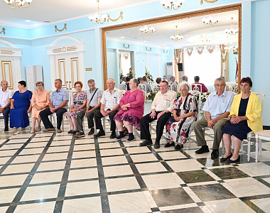  Сегодня, накануне Дня семьи, любви и верности во Дворце бракосочетания состоялось чествование юбиляров семейной жизни городского округа Саранск