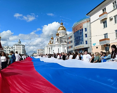 Торжественное мероприятие, приуроченное к празднованию Дня Государственного флага Российской Федерации, прошло сегодня в Саранске на площади Победы